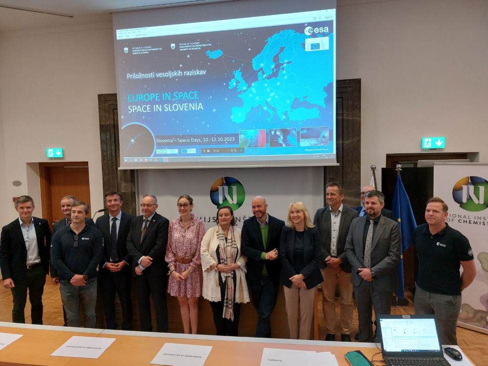 skupinska slika predstavnikov ministrstev in Evropske vesoljske agencije ter Evropske komisije