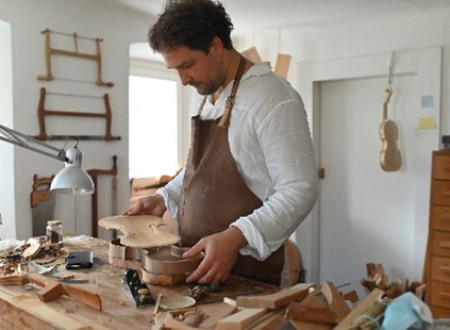 moški pri izdelovanju lesenega pladnja