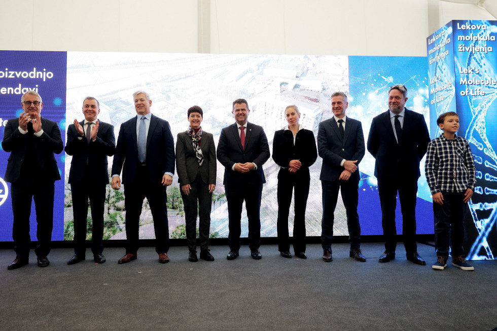 skupinska fotografija ministra in predsednika vlade ter predstavnikov investitorja