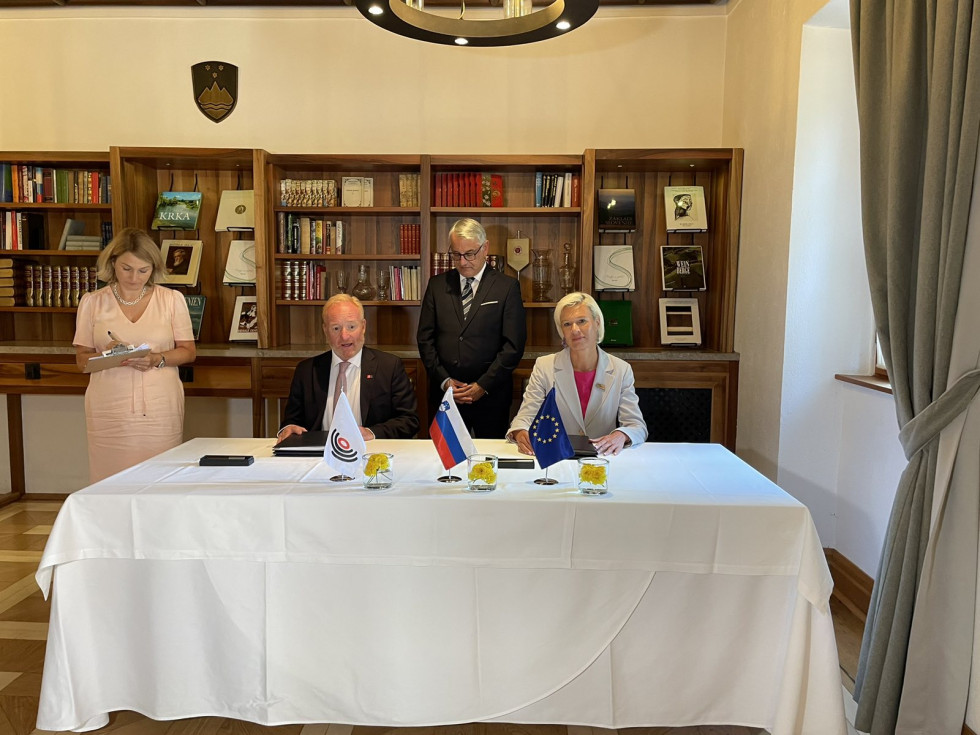 Podpis Delovnega sporazuma med Uradom Republike Slovenije za intelektualno lastnino in Evropsko patentno organizacijo o sodelovanju pri poizvedbah 