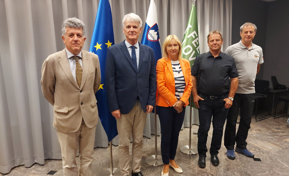 group photo in front of the EU, Slovenia and I feel Slovenia flags