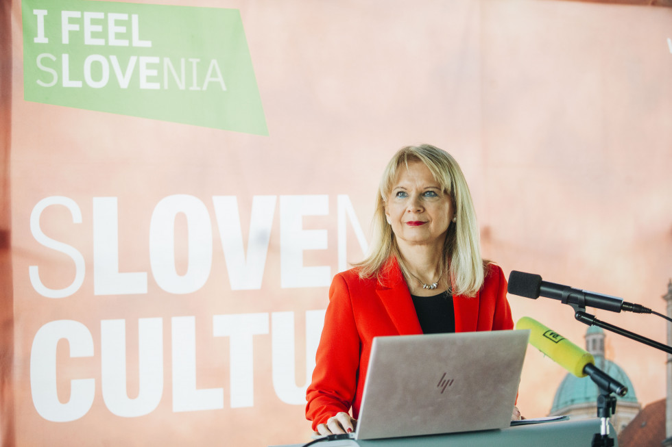 Direktorica Slovenske turistične organizacije (STO), mag. Maja Pak Olaj, zagovorniškim pultom.