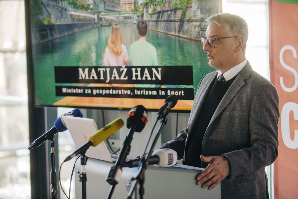 Minister za gospodarstvo, turizem in šport Matjaž Han za govorniškim pultom.