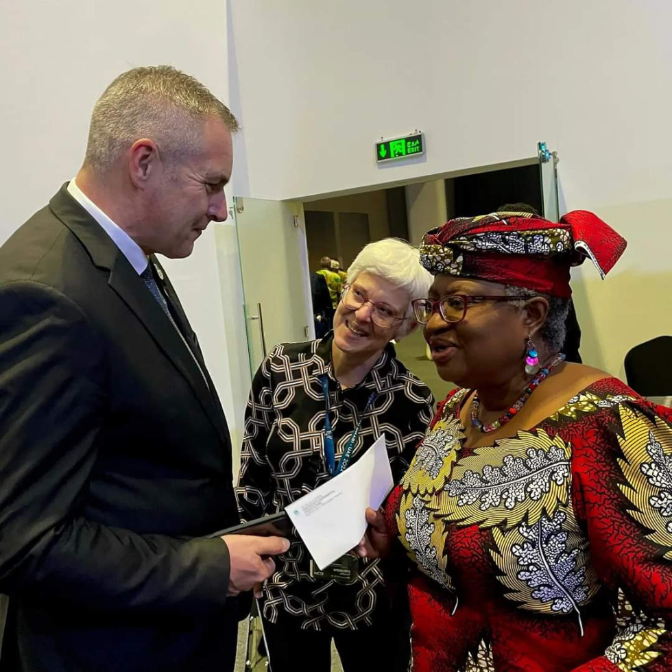 Mag. Dejan Židan generalni direktorici WTO dr. Ngozi Okonjo-Iweala v imenu Republike Slovenije izroča vabilo za udeležbo na letošnjem Blejskem strateškem forumu.