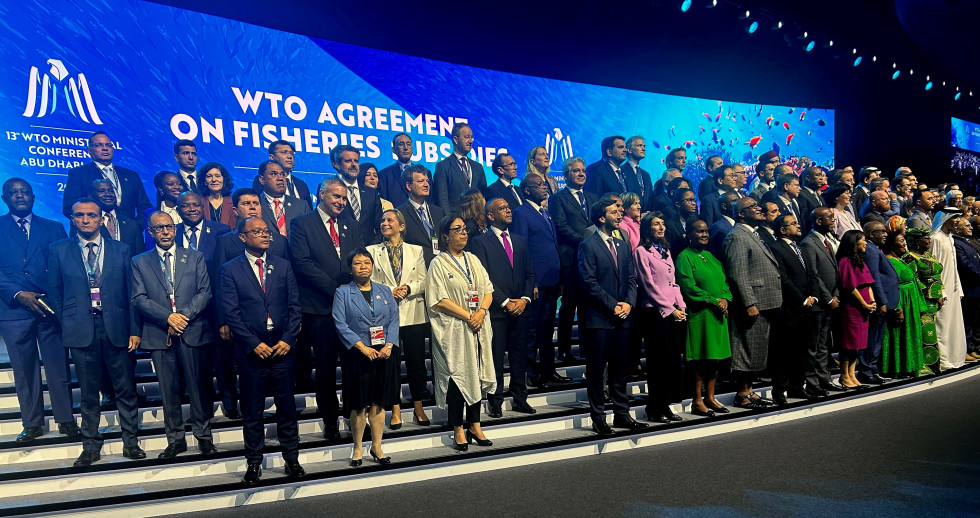 Skupinska fotografija predstavnikov držav članic WTO ob predložitvi listin še desetih članic.