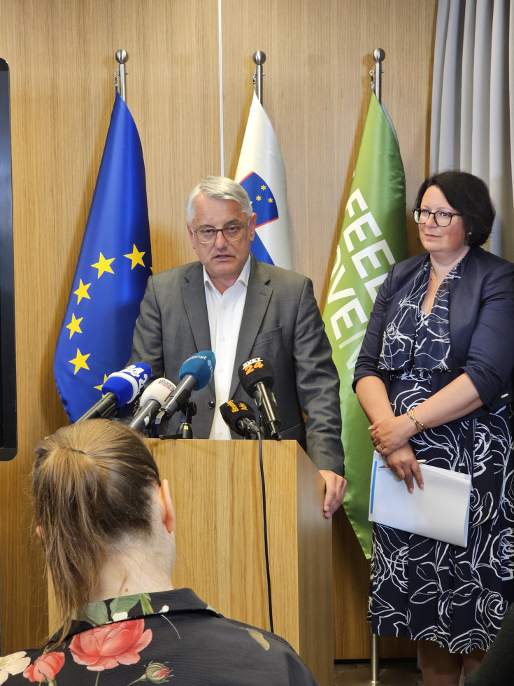 minister Han in direktorica Kalin za govorniškim pultom