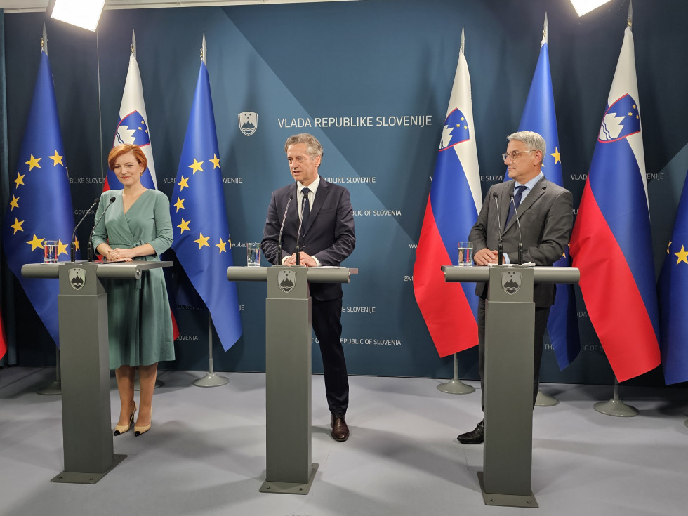 predsedniki koalicijskih strank pred govorniškim pultom
