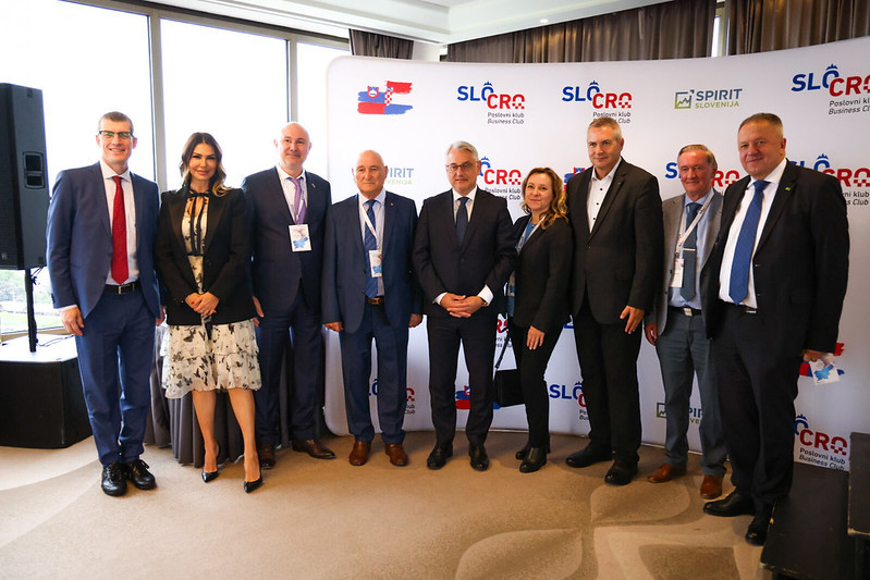 skupinska fotografija udeležencev konference