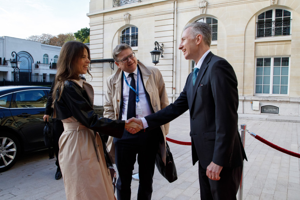 predstavniki slovenske delegacije pri rokovanju