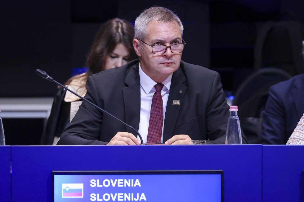 Židan za mizo z napisom Slovenija