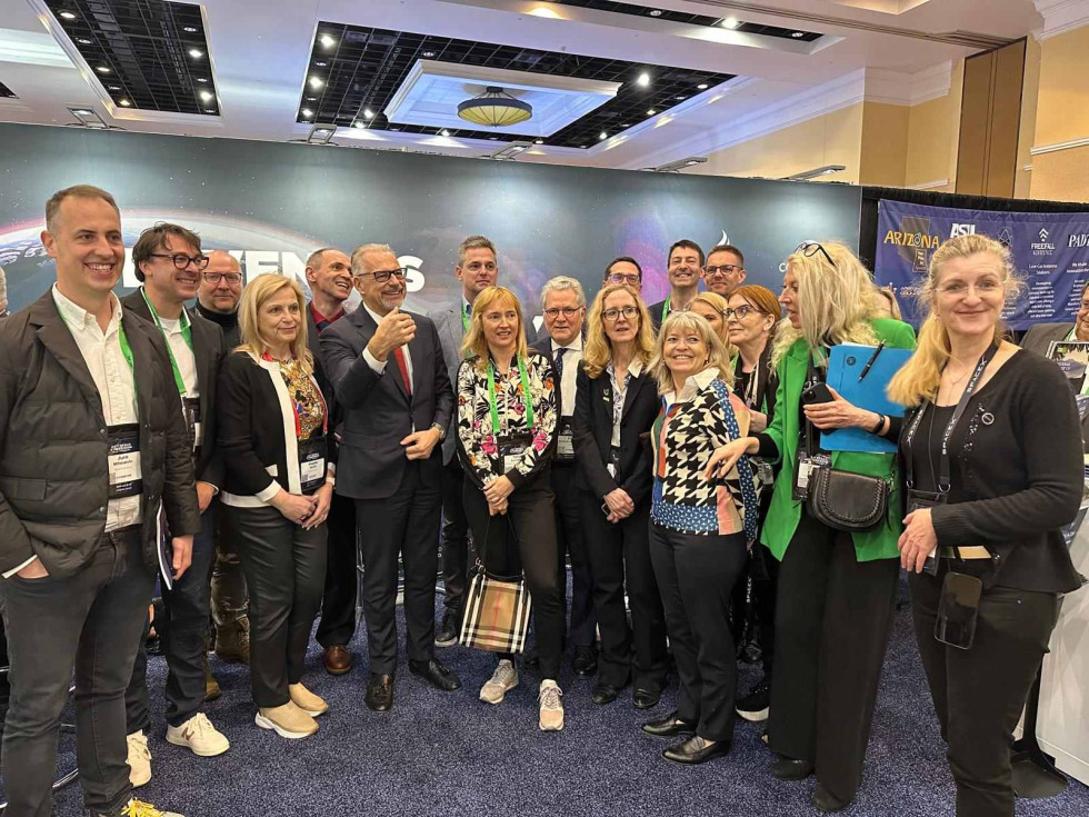 skupinska fotografija delegacije z generalnim direktorjem ESA