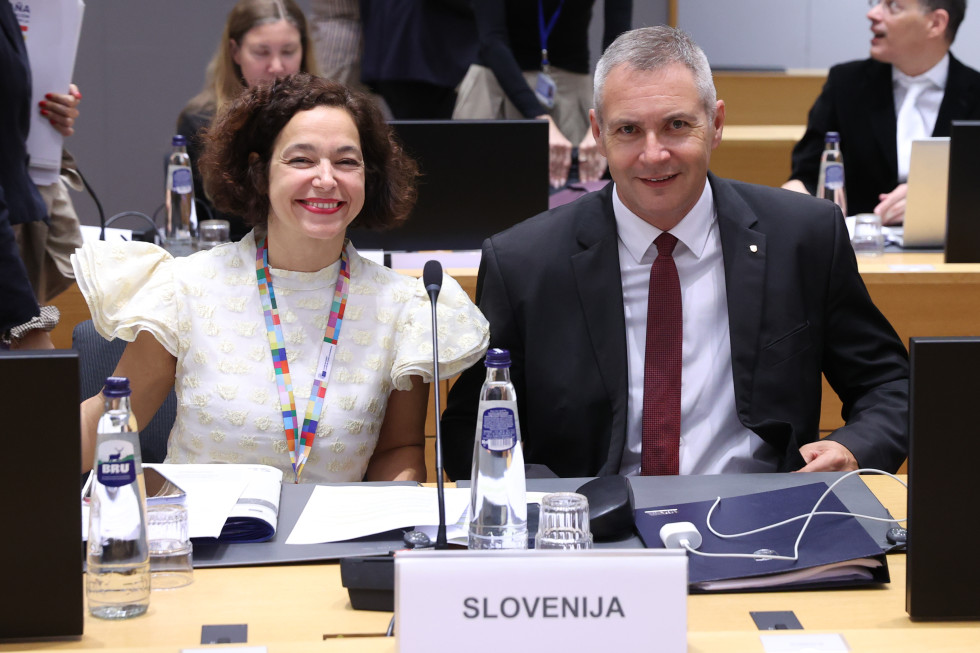Slovenska predstavnika za mizo