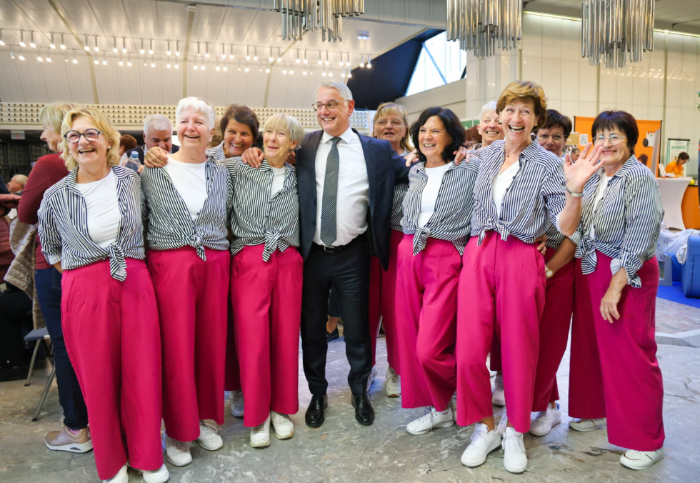 minister med sodelujočimi na sejmu