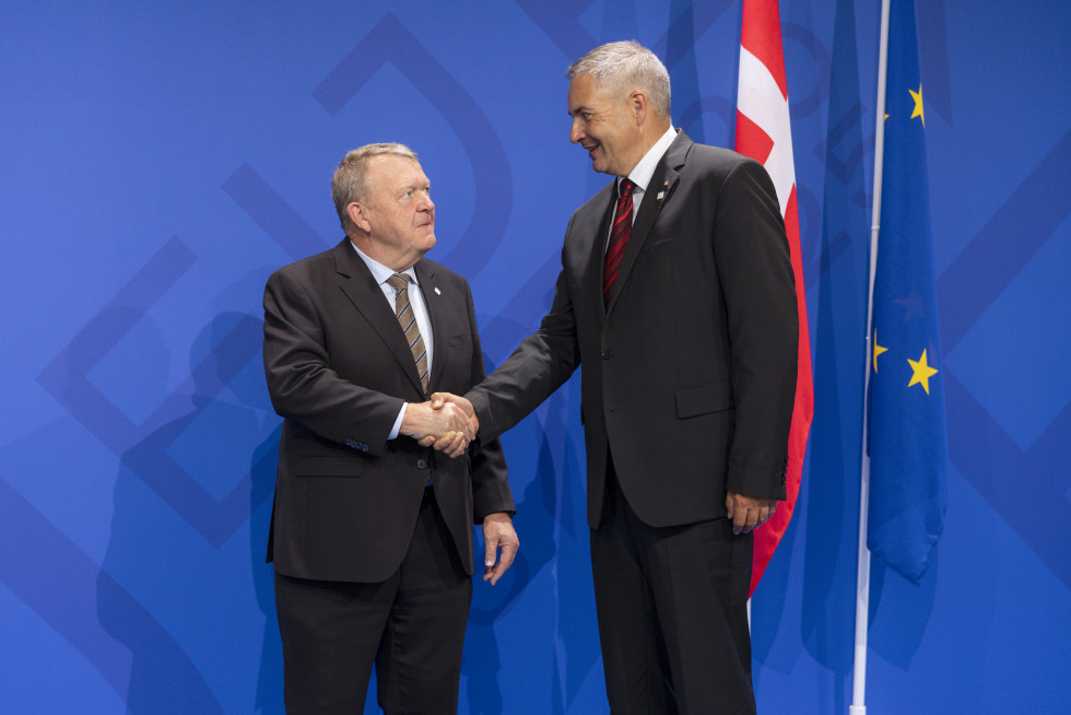 Državni sekretar Židan pri rokovanju s predsedujočim