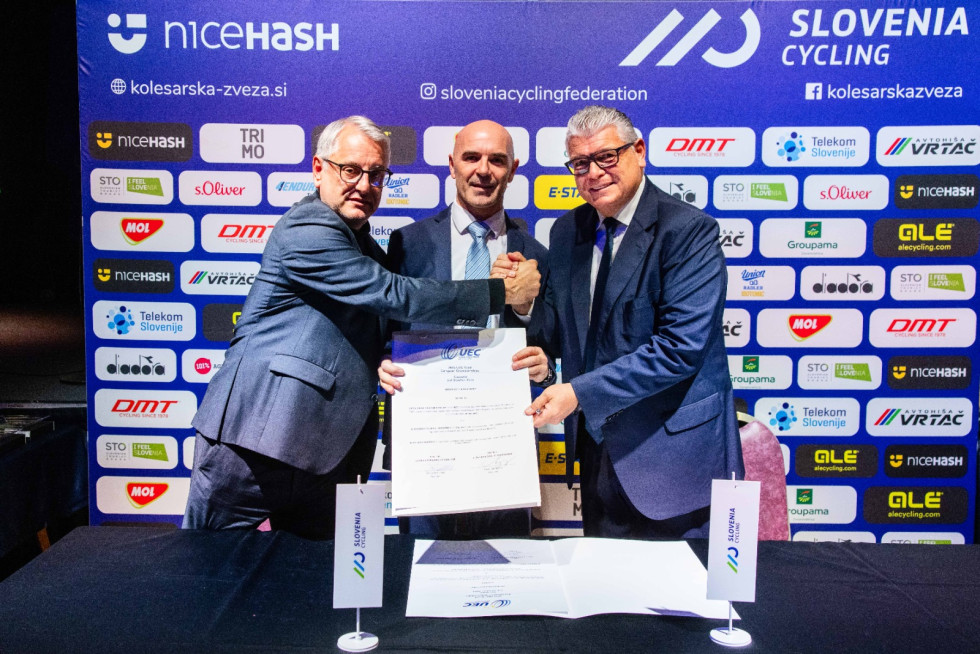 Minister Han, predsednik Evropske kolesarske zveze Enrico Della Casa, predsednik Kolesarske zveze Slovenije Pavel Marđonović