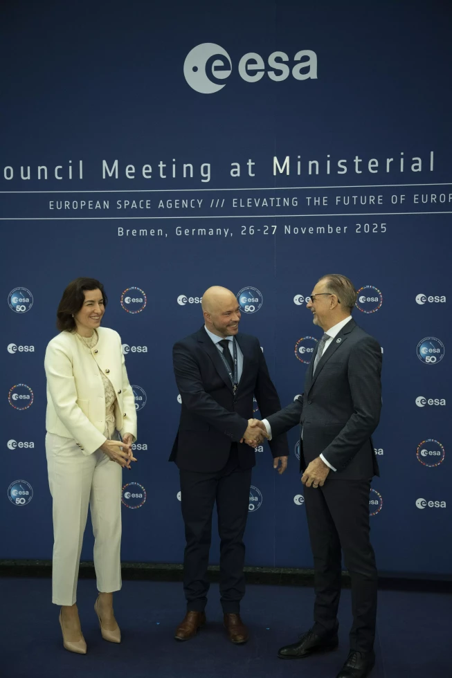 Državni sekretar Frangež se rokuje z direktorjem ESA