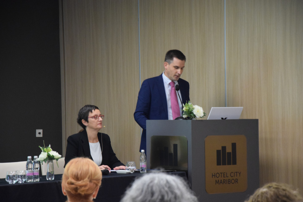 Skočir za govorniškim pultom