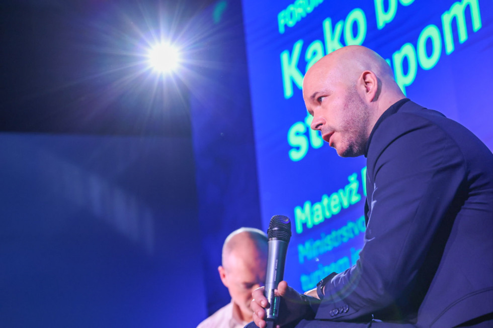 Frangež na odru z mikrofonom v roki