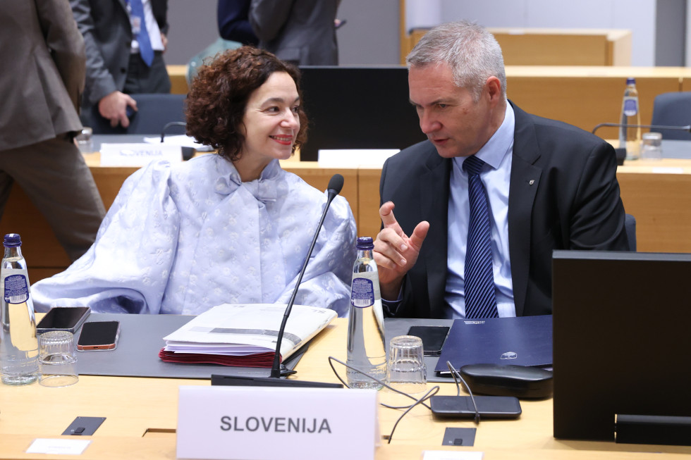 Državni sekretar Židan za mizo v pogovoru z veleposlanico