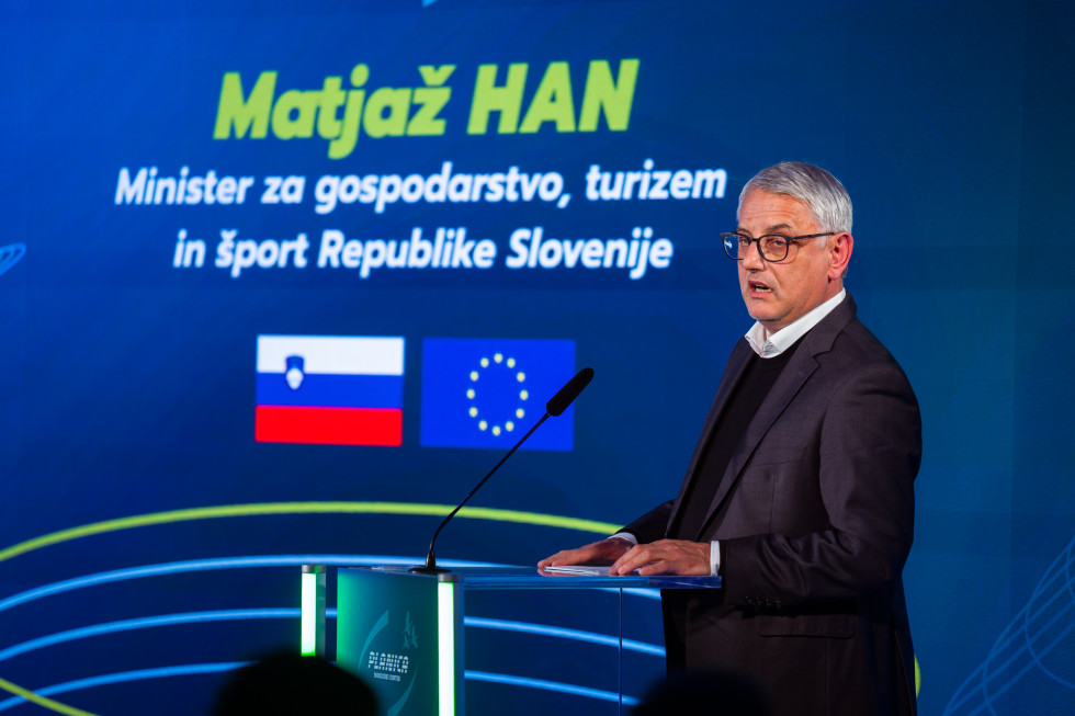 Minister Han at the podium