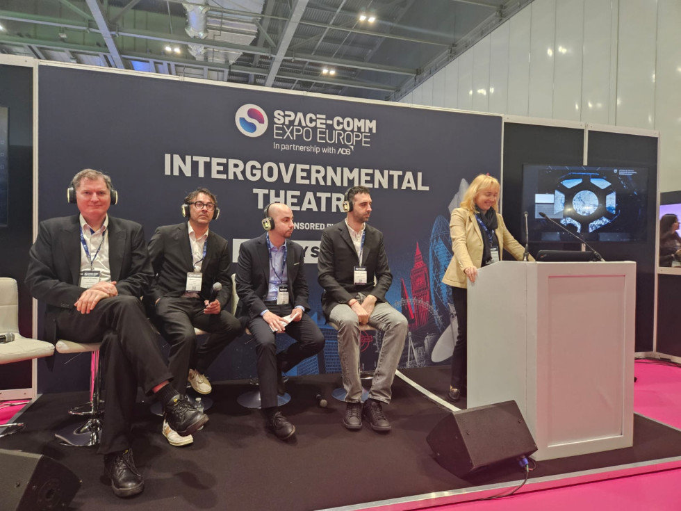 Permozer za govorniškim pultom v ozadju ostali predstavniki Slovenije