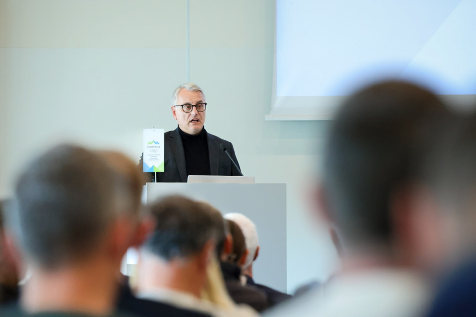 Minister Han za govorniškim pultom