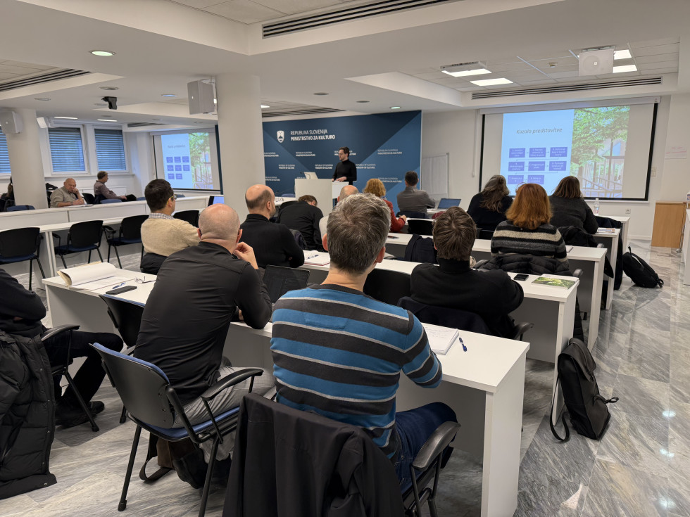 Udeleženci delavnice med predavanjem