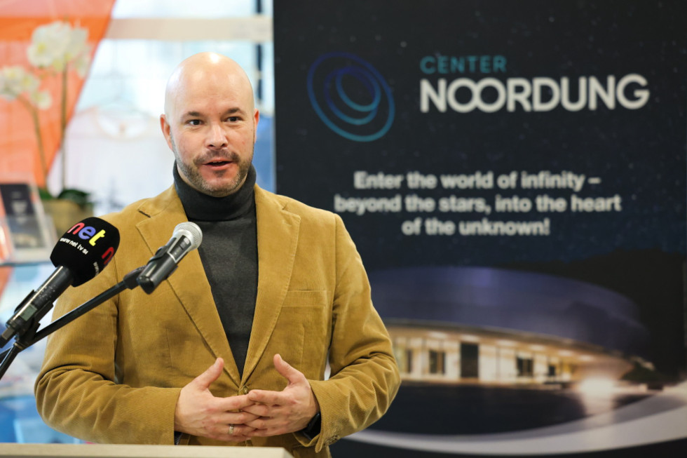 Frangež za govorniškim pultom