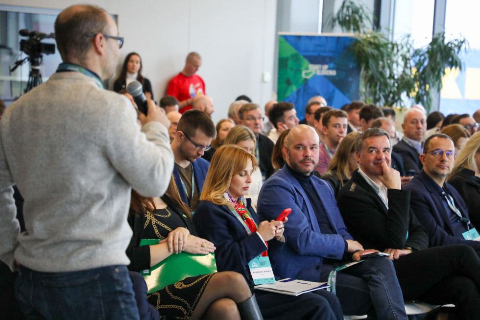 poslušalci z Frangežom v dvorani