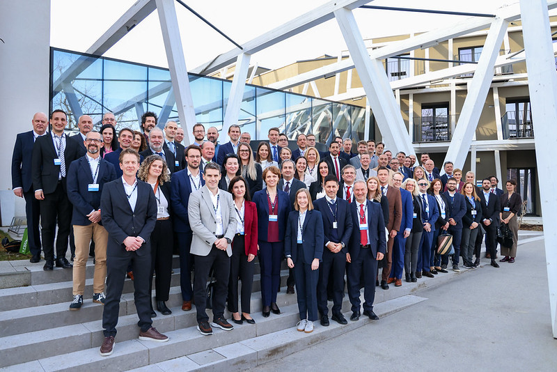 Skupinska slika vseh gostov, ki stojijo zunaj pred stavbo.