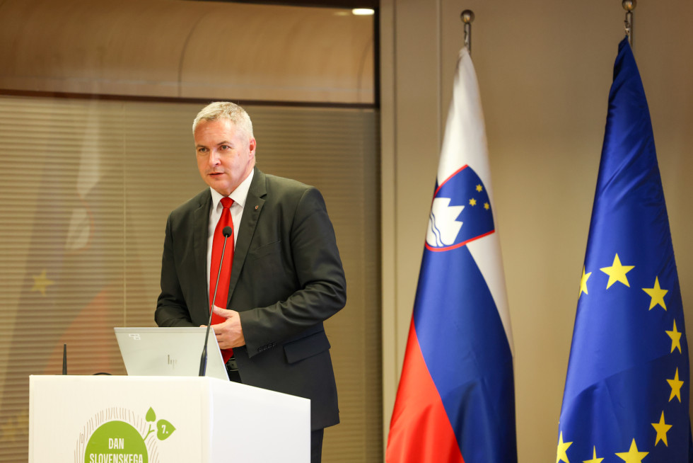 Židan za govorniškim pultom