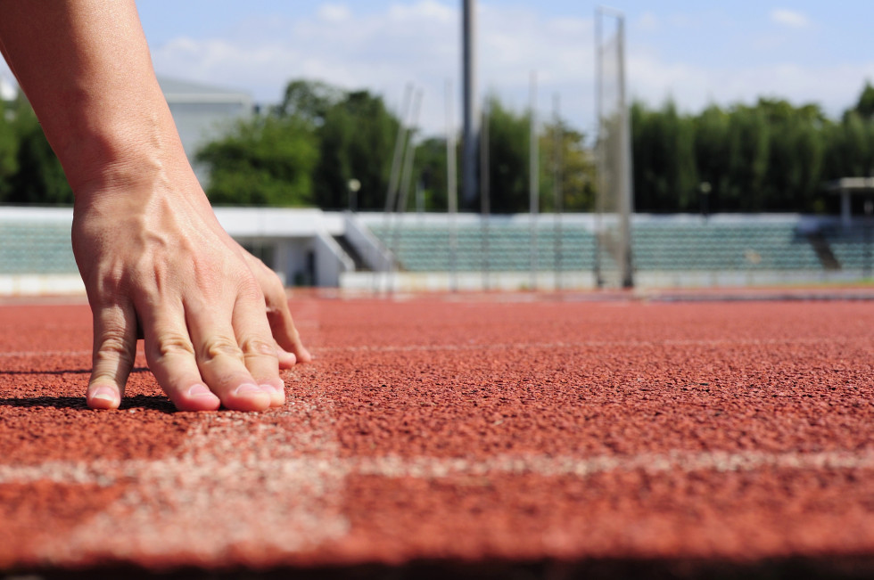 Tekač na stadionu, na startu.