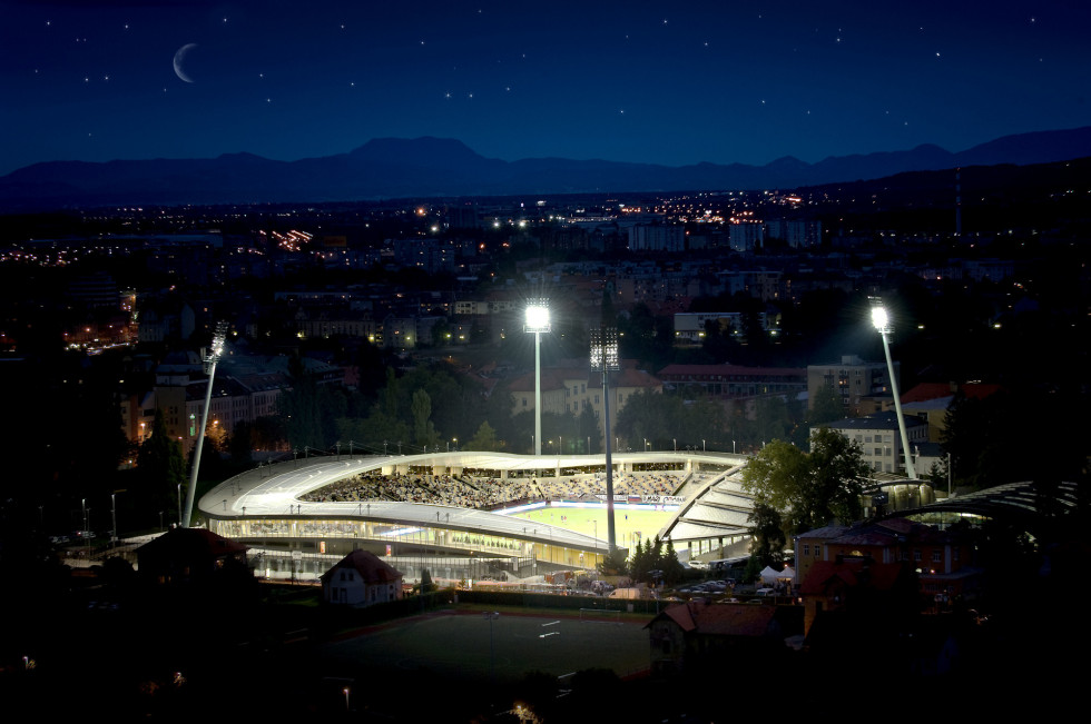Osvetljen stadion Ljudski vrt ponoči