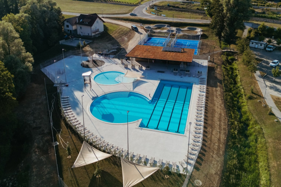 zunanji bazen in v ozadju igrišče za padel