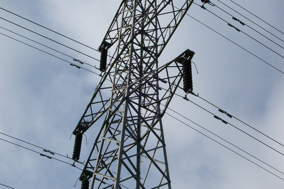 Električni drog s kabli