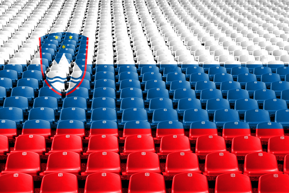 Navijaške tribune v barvah in videzu slovenske zastave