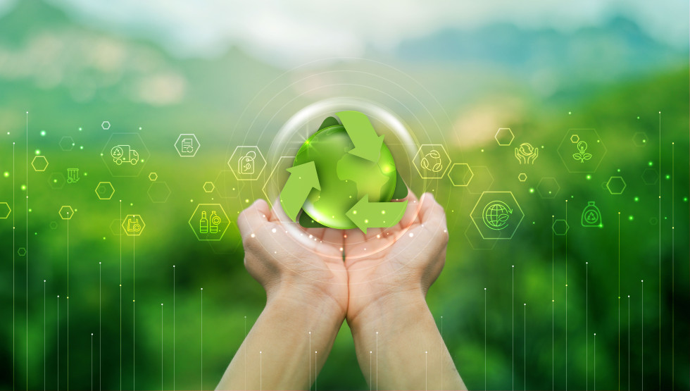 roke, ki držijo stekleno kroglo, z zelenim ozadjem