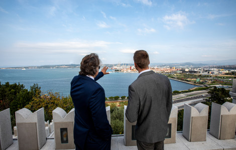 SPIRIT SLOVENIA   PORT KOPER (Businessmen looking towards Luka Koper)