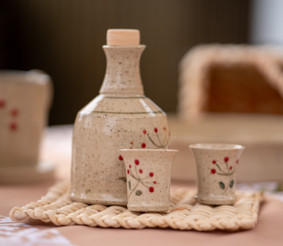 keramična steklenica in posodici