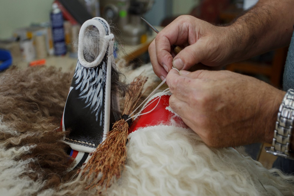 roke, ki izdelujejo masko koranta