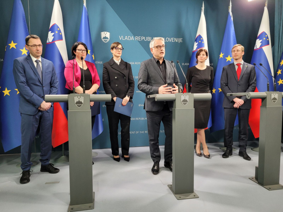 From left to right Darko Sajko, Dubravka Kalin, Dr Petra Robnik, Matjaž Han, Sibil Klančar, Jernej Salecl