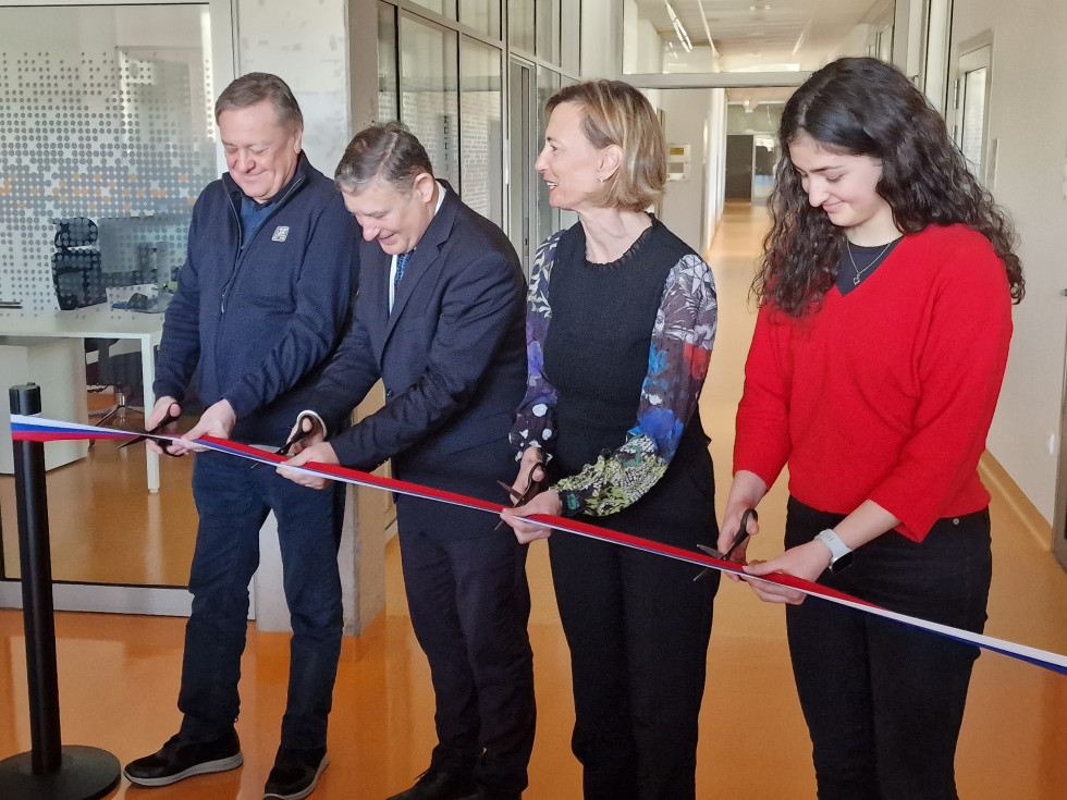 Državni sekretar mag. Andrej Sotošek, župan Mestne občine Ljubljana Zoran Janković, direktorica Biotehniškega centra mag. Jasna Kržin Stepišnik in dijakinja režejo trak.
