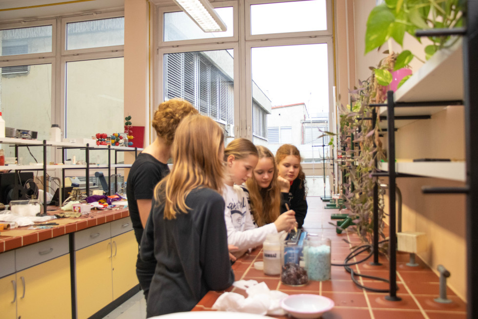 Otroci v laboratoriju Fakultete za strojništvo Univerze v Mariboru