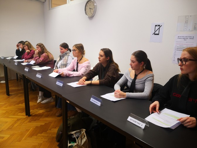 Dijakinje in dijaki simulirajo sodni postopek v učilnici