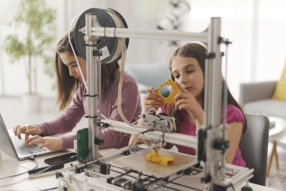Deklici sodelujeta na delavnici iz 3D modeliranja.