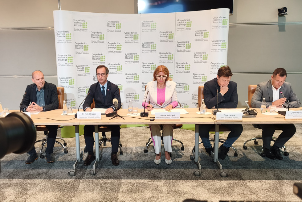 Novinarska konferenca GZS o inovacijskem preboju Slovenije z več govorci za mizo, med njimi generalno direktorico GZS Vesno Nahtigal in državnim sekretarjem Rokom Straškom.