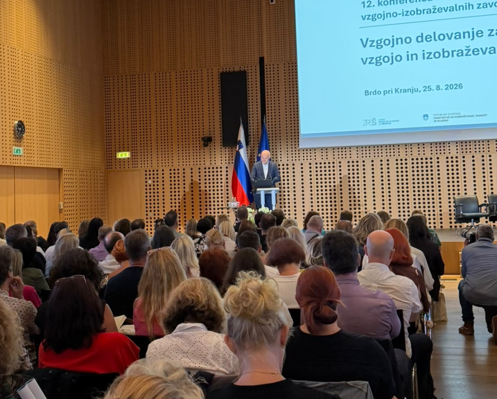 Konferenca ravnateljic in ravnateljev na Brdu pri Kranju z nagovorom udeležencem pred polno dvorano.