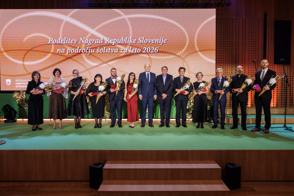 Skupinska fotografija nagrajencev.