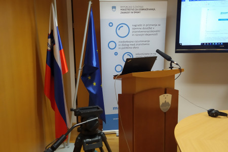 studio z govornišlim odrom