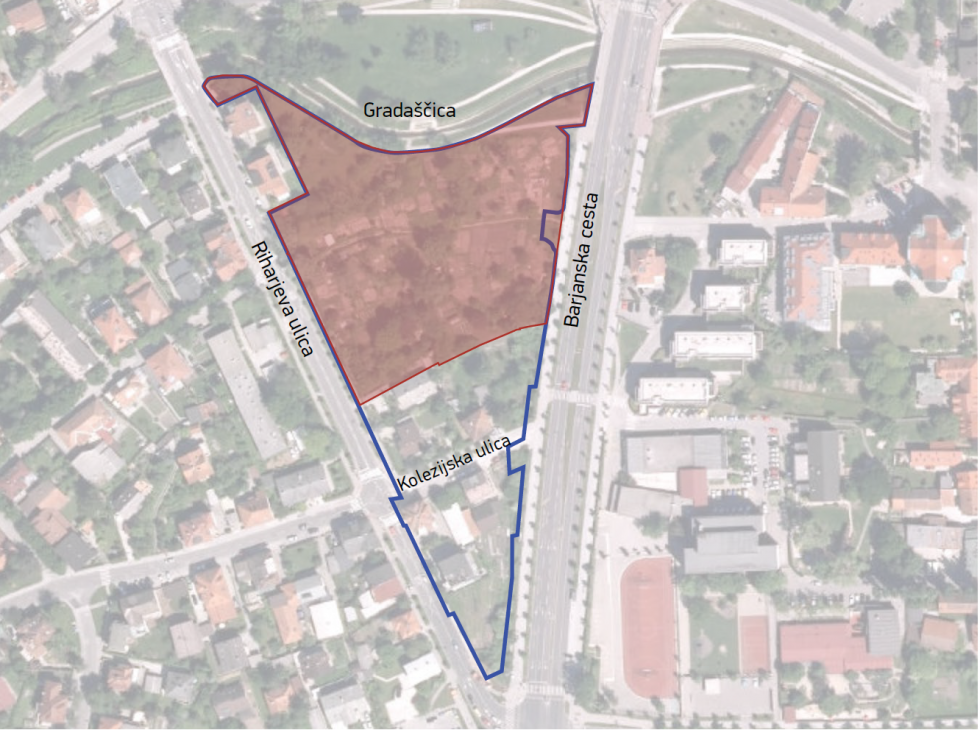 Ortofoto posnetek lokacije Centra znanosti z označenim območjem Občinskega podrobnega prostorskega načrta (z modro črto) in območja gradnje Centra znanosti (šrafirano z rdečo) 